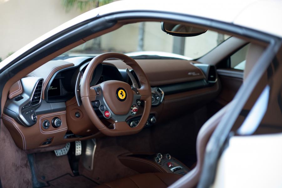 Интерьер Ferrari 458 Spider 2012 года  (NA) (фото 23 из 27)